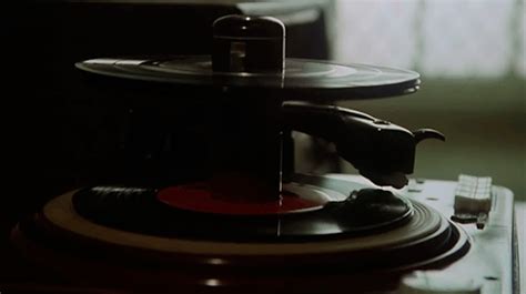 Suonando Davanti Alla Luna | Vintage record player, Record player, Vinyl record player