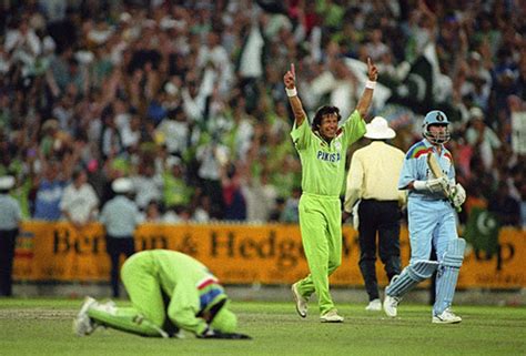 Imran Khan lifts the 1992 World Cup | ESPNcricinfo.com