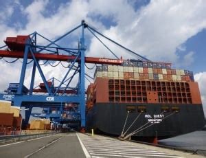 black cargo ship with cargo containers free image | Peakpx