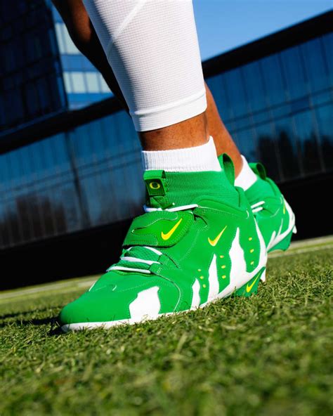 Oregon Ducks Wearing Deion's Nike Cleats in Pac-12 Championship ...