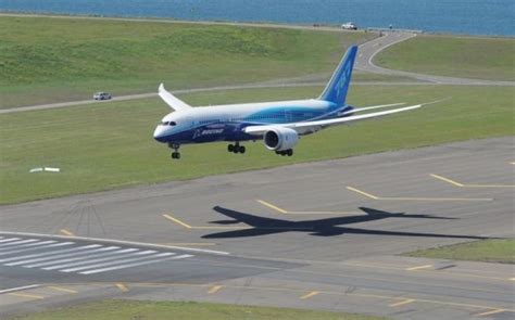 More misery for Boeing's Dreamliner? LOT flight LO4 makes emergency ...