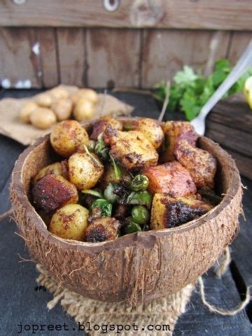 Aloo Paneer Chaat | Chaat, Mini food appetizers, Indian food recipes ...