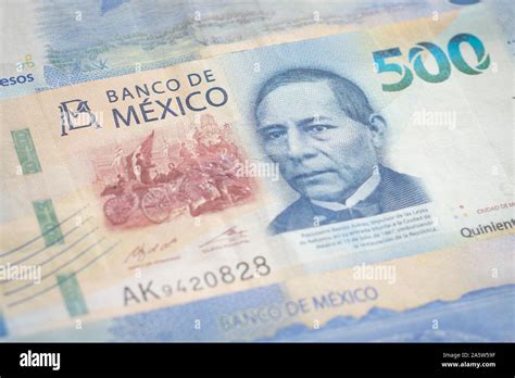 Five hundred new mexican pesos bills close up Stock Photo - Alamy