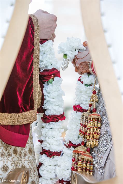 Varmala ceremony garland exchange ritual. | Photo 184143