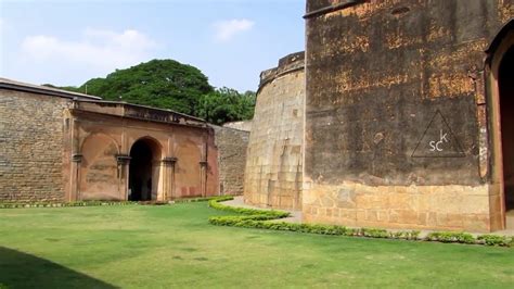 Explore Bangalore Fort For A Getaway Within The City | Curly Tales