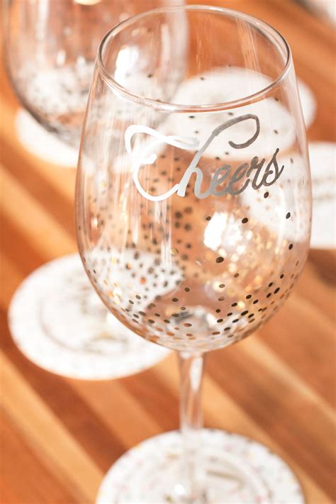 DIY Holiday Wine Glasses | Pig of the Month BBQ