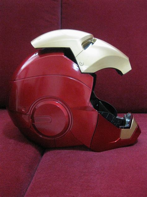 deSMOnd Collection: Hasbro "1:1 Iron Man Electronic Helmet" Marvel Legends Series