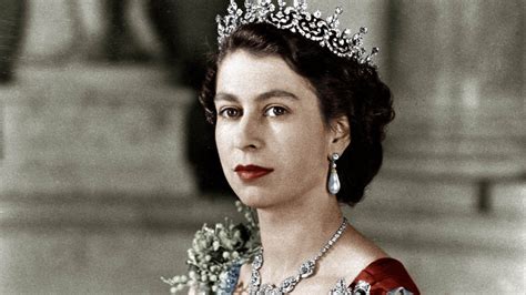 Queen Elizabeth II – ihr Leben und ihr Stil in Bildern | Vogue Germany