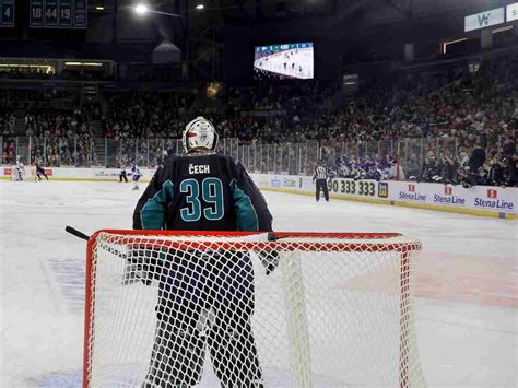 WATCH: Chelsea’s legendary Goalkeeper Petr Cech makes his ICE HOCKEY ...