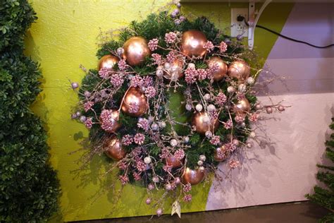 10 Styles of Christmas Wreaths to Dress Up The Front Door