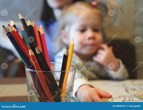 Badinez Le Dessin, Crayon De Couleur Dans Le Verre Image stock - Image du école, table: 69896541