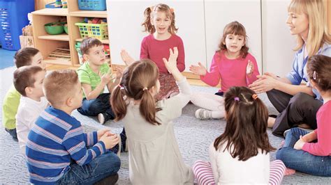 Niños Sentados En Circulo En El Aula / Ninos Sentados En Circulo En El Aula Fotos E Imagenes De ...