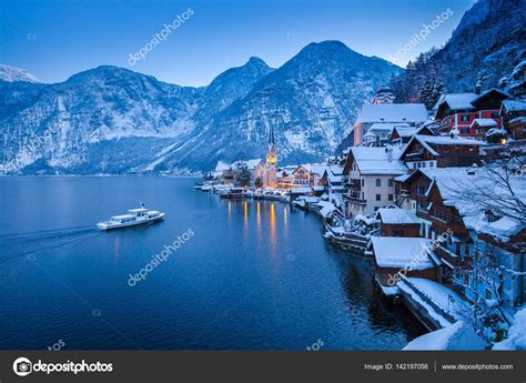 Classic view of Hallstatt with ship in winter twilight, Salzkammergut ...