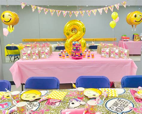 Emoji girl birthday party table decor kids party en 2019 | Emoji fiesta, Cumpleaños emoji y ...