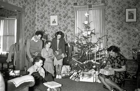 1940s Christmas | Christmas morning 1940. | VINTAGE CHRISTMAS PICS ...