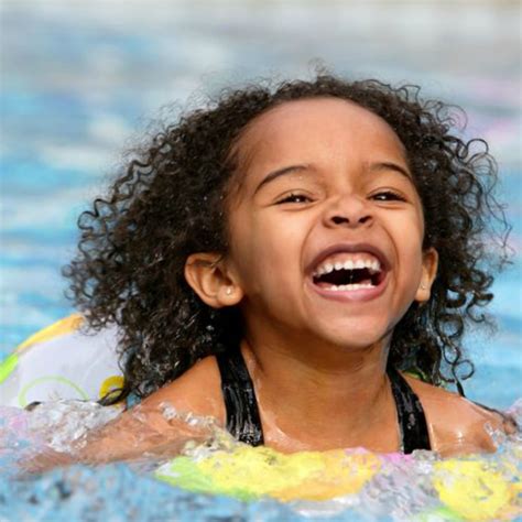 5 fun and easy games that teach your kids how to swim | Kids swimming, Swim lessons, Swimming