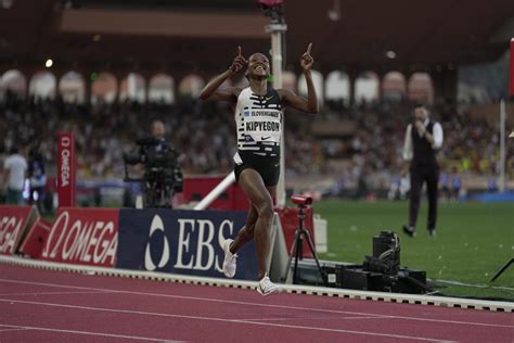 Athletics: Faith Kipyegon sets a new world record - At a glance - Sport ...