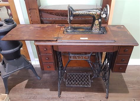 ANTIQUE TREADLE SINGER SEWING MACHINE