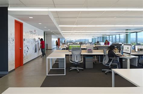 “Flex” Your Office Design:A Blend of Simplicity, Privacy, & Connectivity