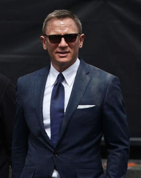 Daniel Craig | James bond style, James bond suit, James bond style dresses