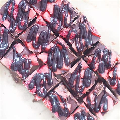 Chocolate Strawberry Vegan Fudge Recipe (only five ingredients) - Nourish Your Glow | Recipe ...