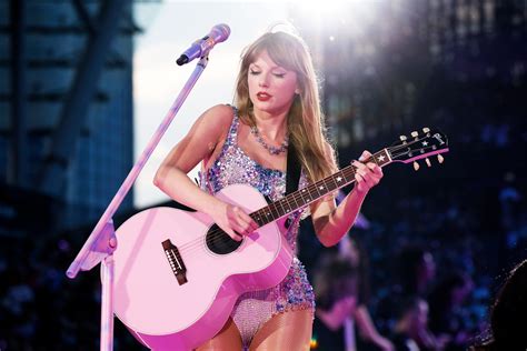 Taylor Swift-Signed Guitar Sells for $120,000 at Cancer Auction