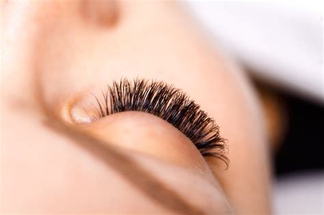 Disadvantages of Eyelash Perming | LEAFtv