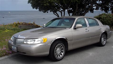 2002 Lincoln Town Car - Information and photos - MOMENTcar