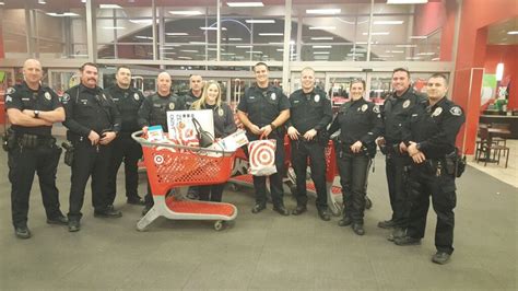 Simi Valley officers bring Christmas cheer to mom, 2 kids after ...