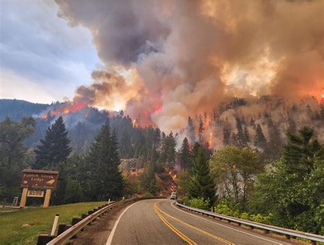 Smith River Complex fire jumps border into Oregon; ‘Be Set’ evacuations ordered - oregonlive.com