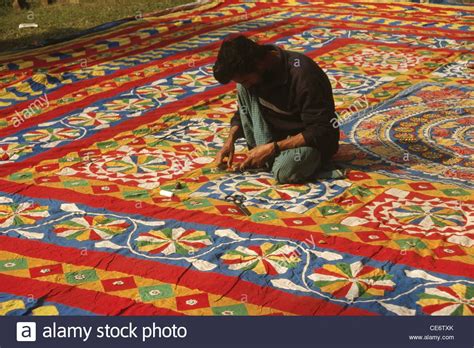 Man cleaning finishing applique patchwork pipli floor covering carpet ; peepli ; Pipili ; Puri ...