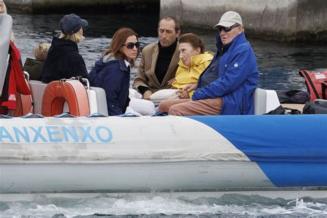 King Juan Carlos enjoys a day at sea with the Infanta Margarita and her family - Teller Report