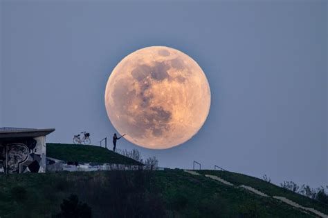 May's "Super Flower Moon" is the Final Supermoon of 2020