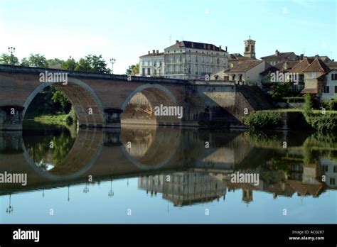 River Dordogne passes the wine town of Bergerac France Stock Photo - Alamy
