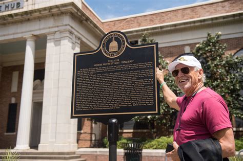 Legendary singer and USM alum Jimmy Buffett dies at 76 – SM2