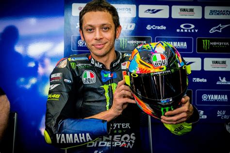 7-Time MotoGP Champ Valentino Rossi Shows Off Freehand-Designed AGV ...