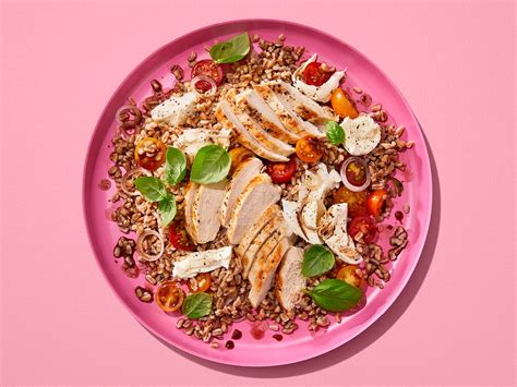 Warm Chicken and Farro Caprese Salad Recipe | Chatelaine