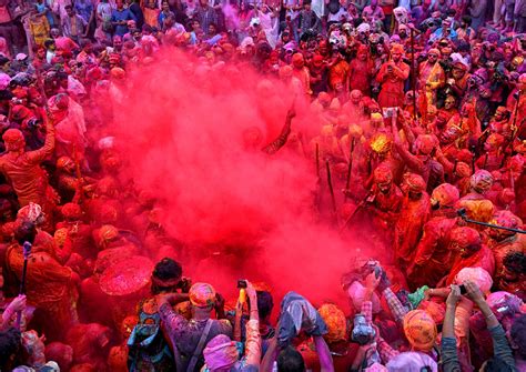 होलिका दहन के साथ शुरू हुआ होली का हुड़दंग, रंग और गुलाल से सरोबार हुआ आगरा | News Nasha