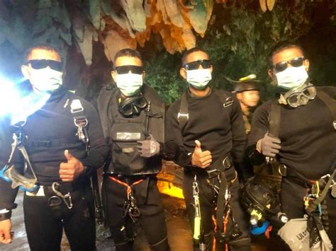 Thai cave rescue photo shows four badass Thai Navy SEALs who stayed with boys in Thailand cave ...