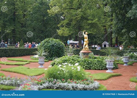 Peterhof garden editorial stock photo. Image of tree - 93947968