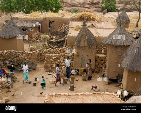 Mali. Sahel. Dogon Land. Village of Benigmato. Dogon family. Cliffs of ...