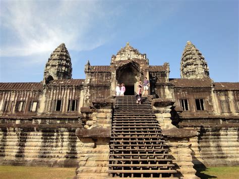 Asisbiz Angkor Wat Khmer architecture internal gallery E entrance 02