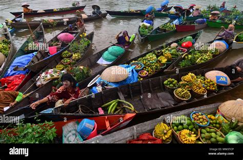 Floating market in Banjarmasin city, South Kalimantan, Indonesia Stock Photo - Alamy