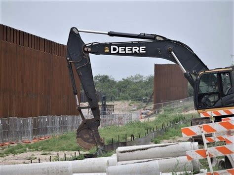 Texas Governor Will Seek Donations for New Border Wall