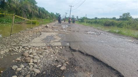 Usai Dilanda Banjir, 11 KM Jalan Provinsi Simpang Belidahan Rusak Berat ...