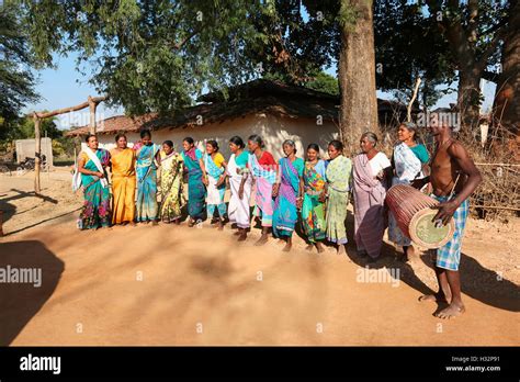 Oraon folk dance hi-res stock photography and images - Alamy