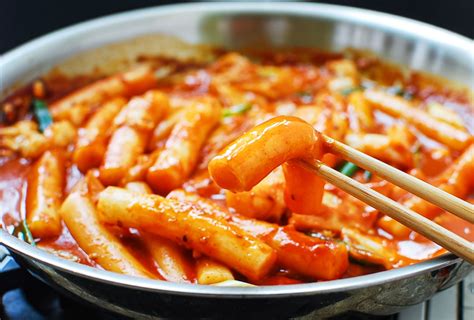 Tteokbokki (Spicy Stir-fried Rice Cakes) | Cibo di strada coreano, Idee alimentari, Ricette