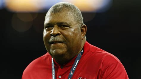 Texans' Romeo Crennel announces his retirement after 50 years of coaching