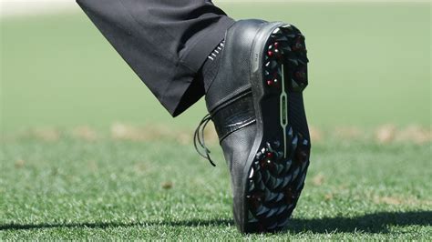 Tiger Woods shoes draw attention: Golf star spurns Nike in Masters ...