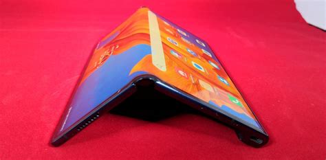 China's Huawei debuts latest version of folding phone | KPTM